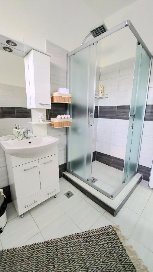 Inner City Two Bedroom Apartment Skopje Eksteriør bilde